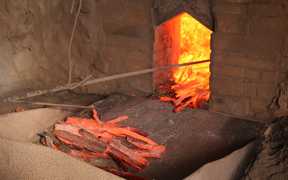 神戸牛を焼き上げる紀州備長炭の炉窯の炭火